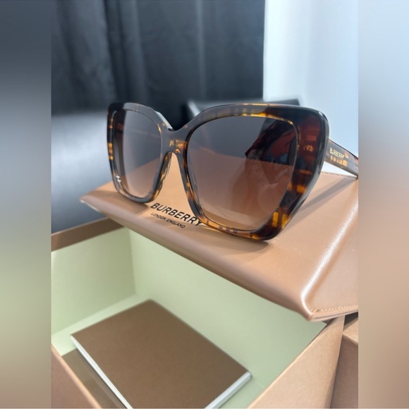 EUC - Burberry Sunglasses; Full inclusion BE4366 - Picture 4 of 8